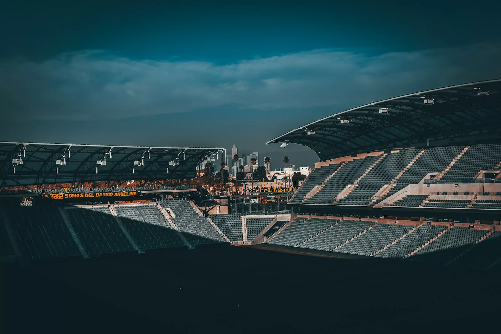 Stade illuminé la nuit — Coupe du Monde 2026 en 4K Ultra HD via IPTV