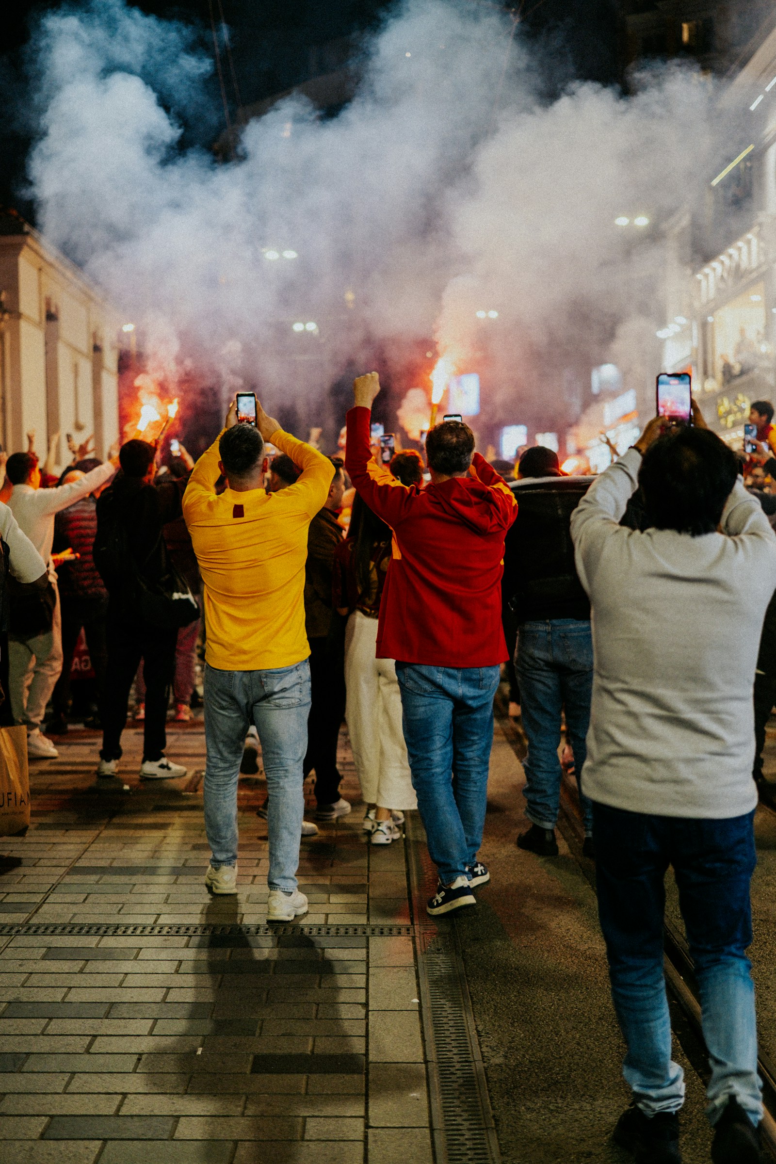 Supporters de football célébrant un but, ambiance Coupe du Monde 2026 en IPTV