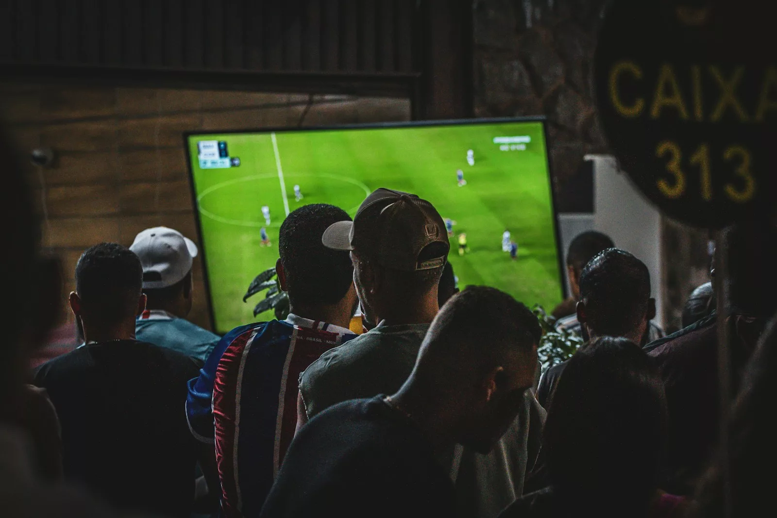 Smart TV affichant un match de football en direct via abonnement IPTV 2026